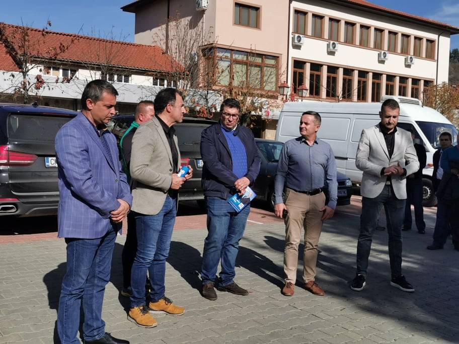Д-р Красимир Събев с други кандидати от смолянската листа на ГЕРБ-СДС